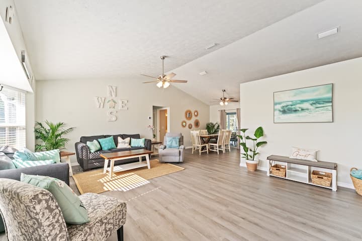 A Tropical Delight With Screened In Heated Pool! - Port St. Lucie, FL