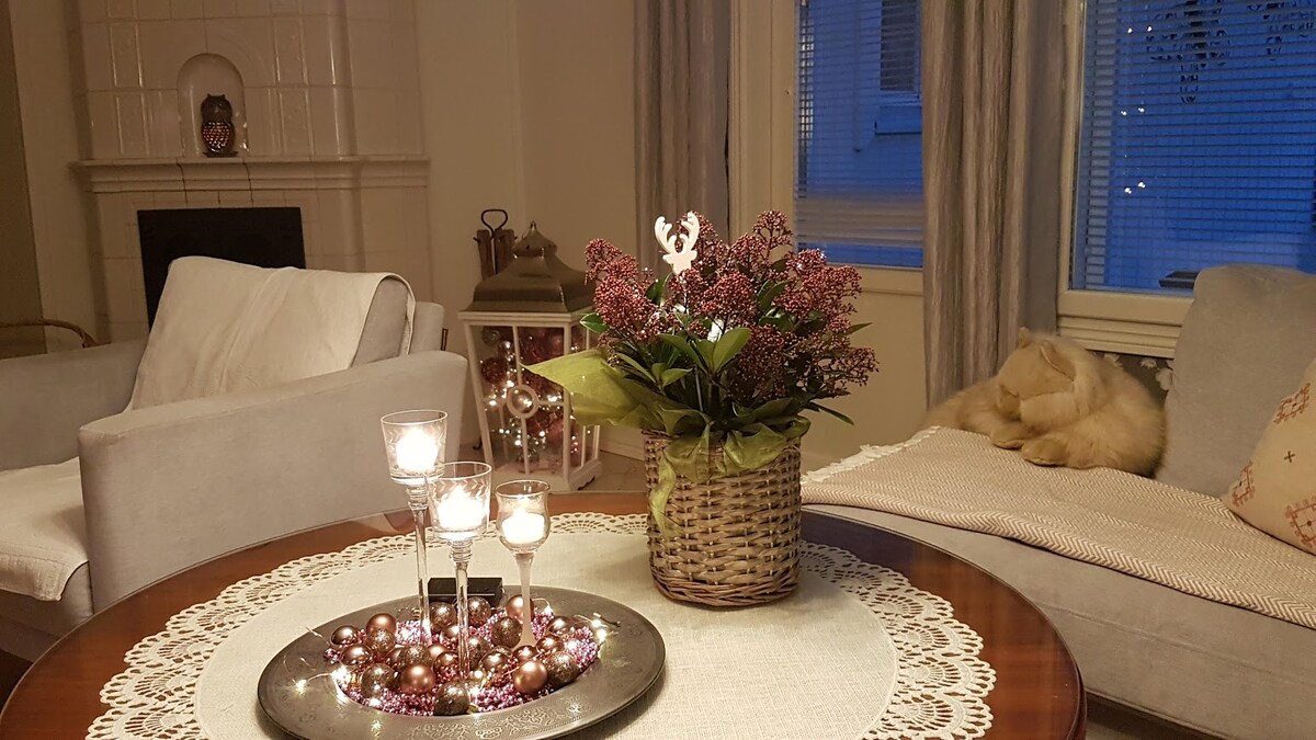 غرفة معيشة مع مجموعة طعام كبيرة ومجموعة أرائك وتلفزيون مدفأة. يمكن استخدام مجموعة الطعام كمساحة عمل. 