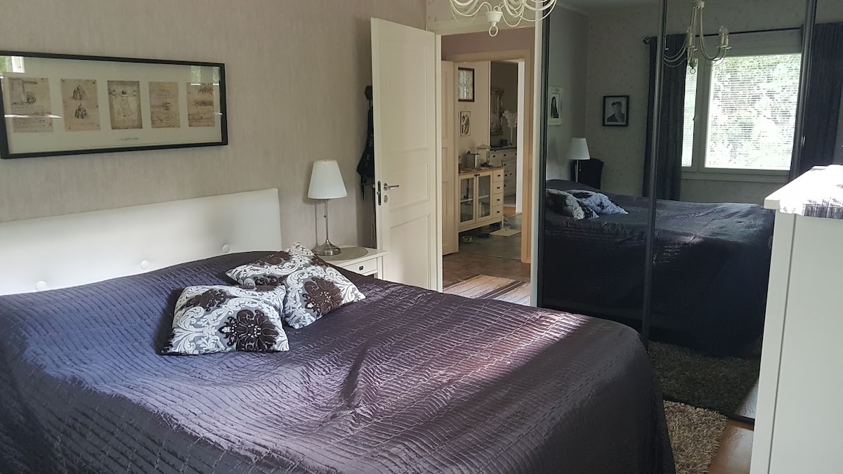 سرير 4 بسرير مزدوج ويقع بجوار الساونا. للاستخدام الخاص بالمضيف ، لكنني أؤجر هذا أيضًا ، خاصة إذا كان المنزل بأكمله مشغولًا (12.6 مترًا مربعًا). 