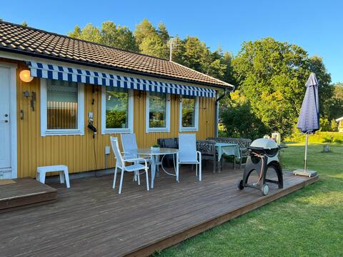 Cheerful cottage near beach and golf course.