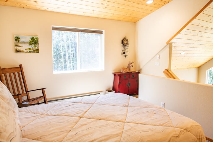 Dhomë gjumi në loft (lart)