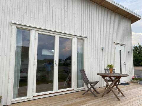 Guest house with surf-friendly location!