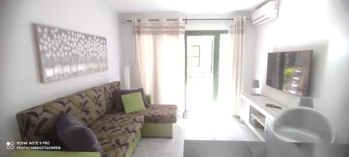 Всекидневна. Самостоятелна и покрита веранда отвън.