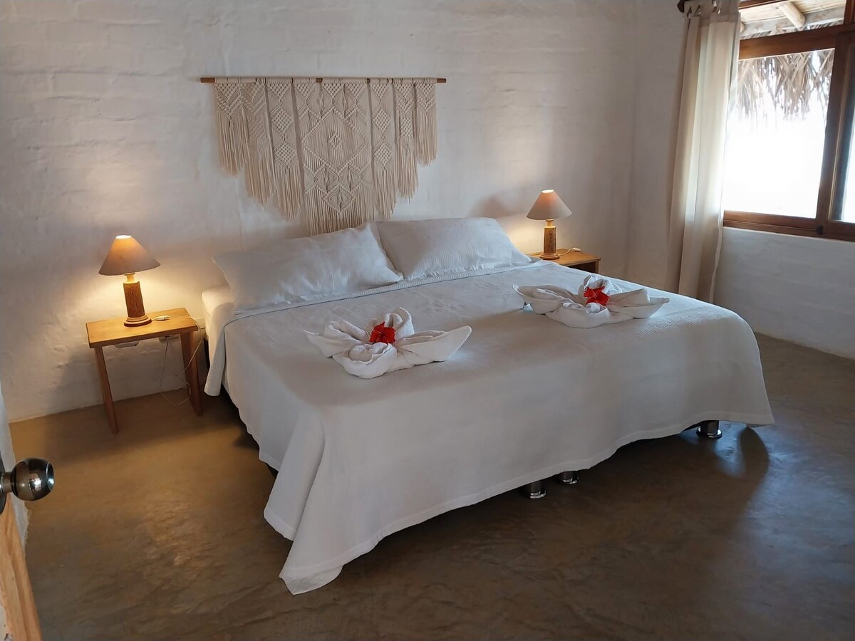 Hlavná spálňa, manželská posteľ, výhľad na oceán a bazén.
Obsahuje televízor. 