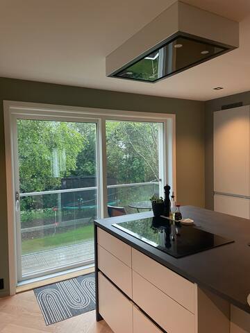 Luxus villa med jacuzzi og usjenert terrasse gallery image 5