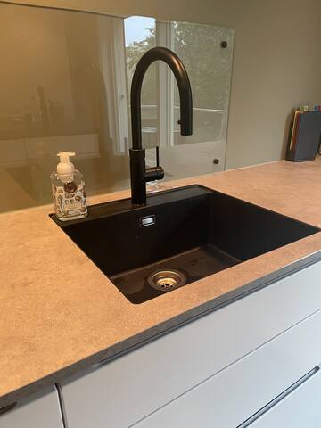 Luxus villa med jacuzzi og usjenert terrasse gallery image 3