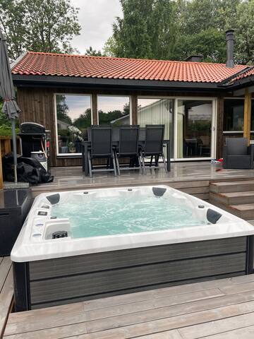 Luxus villa med jacuzzi og usjenert terrasse