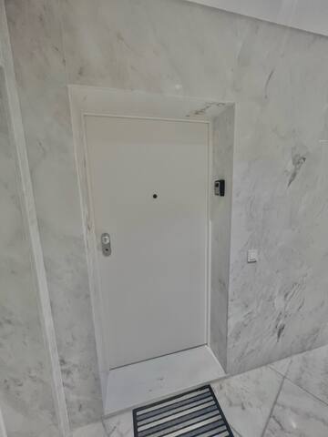 Stunning 4 bedroom apartment – fantastic location! gallery image 2