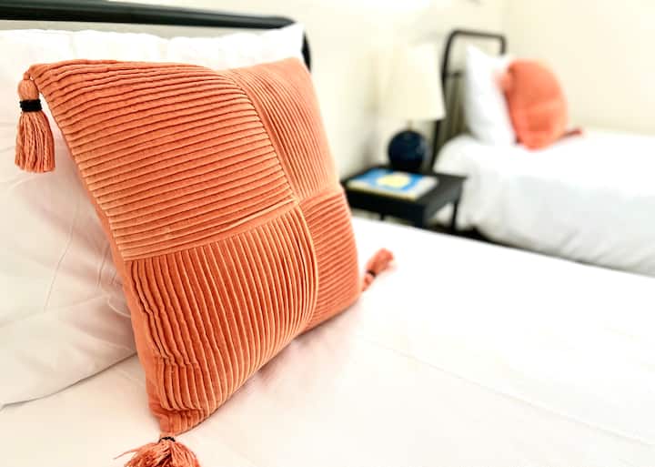 Furahia usingizi mzuri wa usiku ukiwa na mito laini kwenye vitanda vyetu vya starehe.