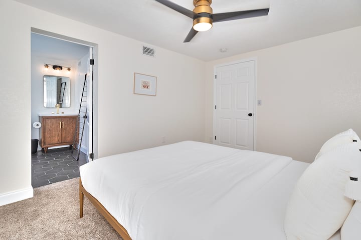 Chumba hiki kina bafu lake la kujitegemea