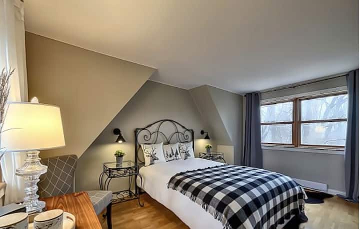 Chumba bora cha kulala. Madirisha yanatoa kwenye ua wa nyuma wenye misitu. 