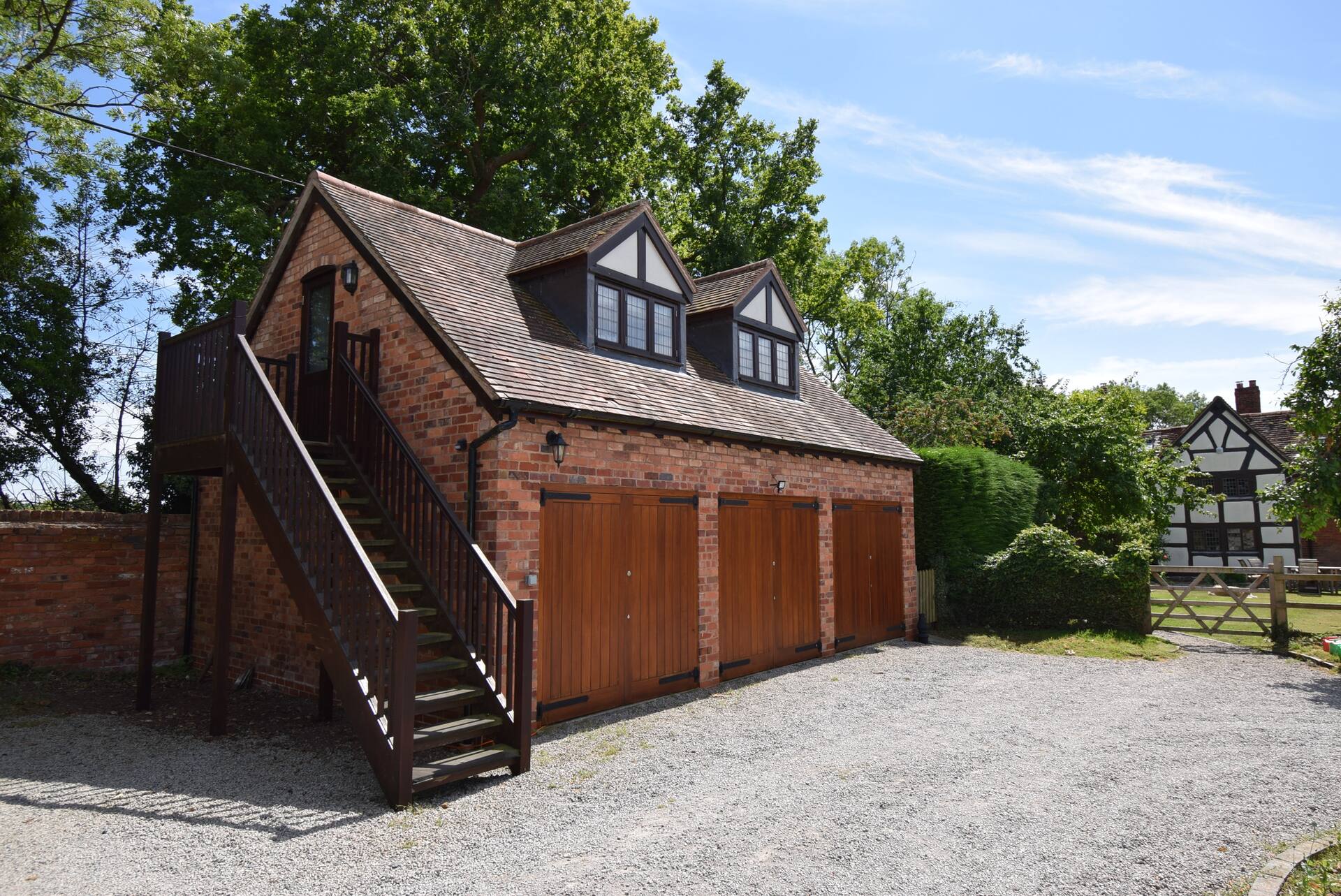 Studio annexe with double bed and kitchenette