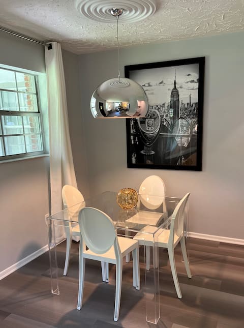 Top performing Airbnb: Stunning GUEST HOUSE! free park, wifi & cable TV. in Wilton Manors