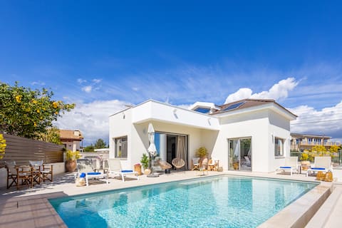 New Luxurious Beachfront Villa With Infinity Pool