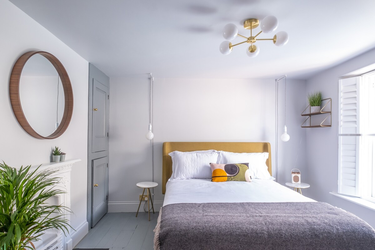 二楼卧室配有超舒适的加大双人床