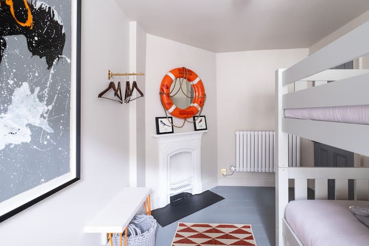 Onze stapelbedkamer op de tweede verdieping biedt plaats aan twee kinderen (met een optioneel uitschuifbed) of een volwassene