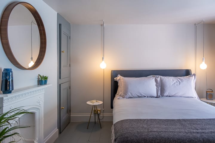 Slaapkamer op de eerste verdieping met een kingsize supercomfortabel bed