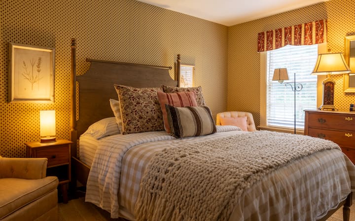 Suite 1 - Cama tamaño queen principal en el primer piso. Baño completo con baño privado. Escritorio. Cortinas opacas