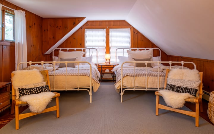 Suite 3 y 4: 2 camas tamaño queen, cuna y baño en el segundo piso