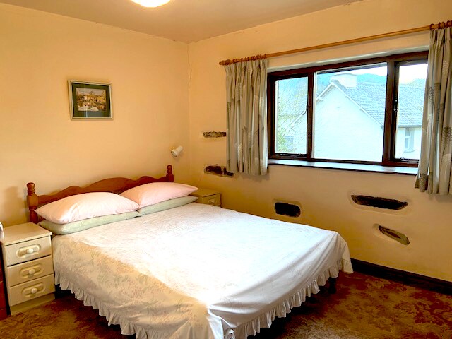           Dvokrevetna soba ima bračni krevet standardne veličine i sobu za dječji krevetić standardne veličine (dostupan besplatno),
          
ormar s policama, komoda, umivaonik, ograda za ručnike, utičnica za brijanje, 2 ogledala i 2 noćna svjetla.