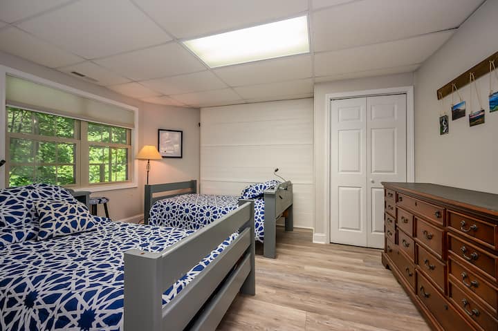 (2) dhomë gjumi për binjakë