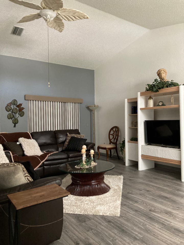 Entire Home! Enclosed Porch + Pool Table - Spring Hill, FL