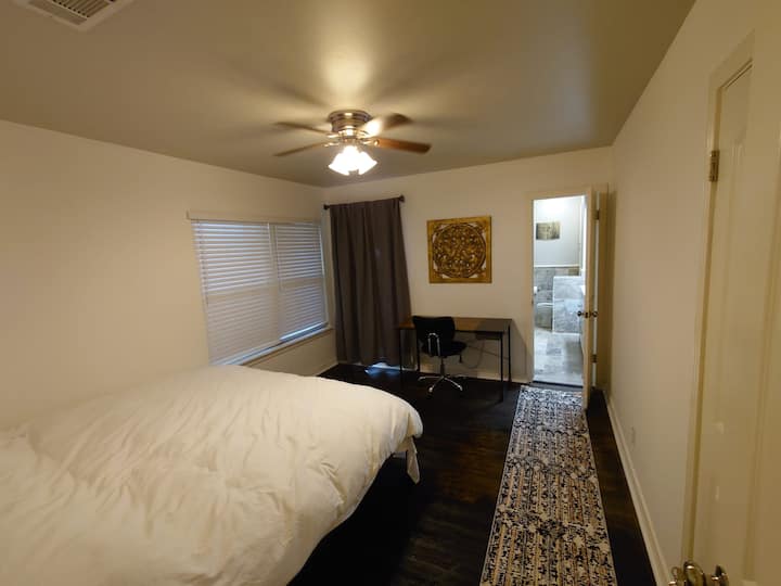 Schlafzimmer mit eigenem Bad. Ideal für Arbeit oder Spiel! - Airbnb