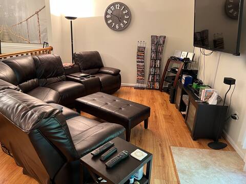 Comfortable 3 bedroom townhouse with free parking