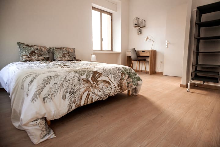 საწოლი 2 ადამიანზე გათვლილი პირსახოცებით 