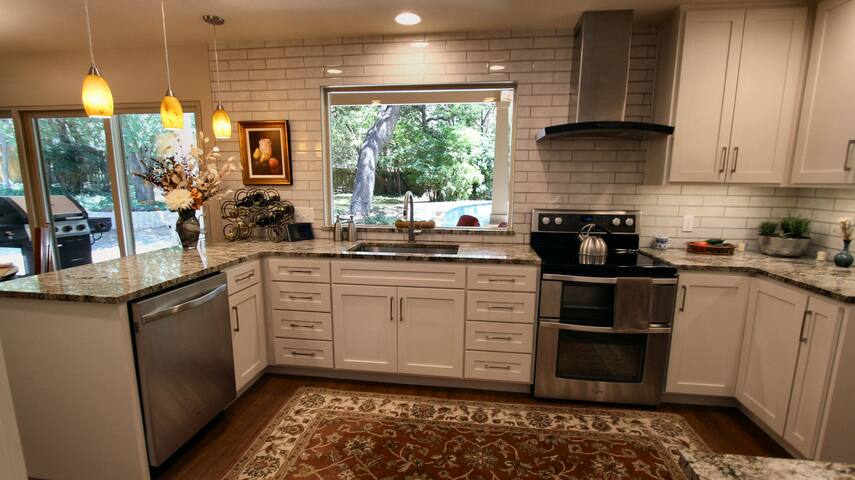 Barton Springs Home with Very Large Pool & Yard! gallery image 5