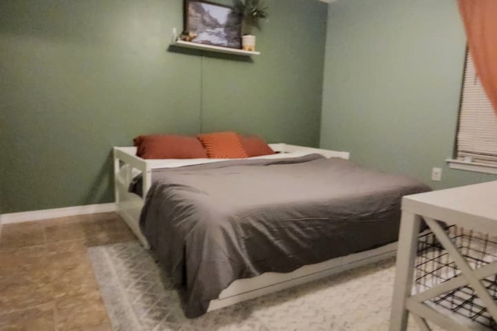 Втора спална соба - брачен кревет (широк 180-220 см) или одвоен во два единечни кревета (широ 