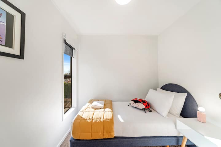 Petite chambre située à côté de la chambre qui a 1 lit Queen Size et 1 ensemble de lits superposés