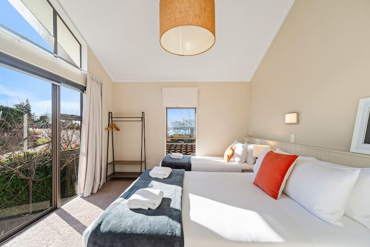 Cette chambre dispose d'une salle de bain privée