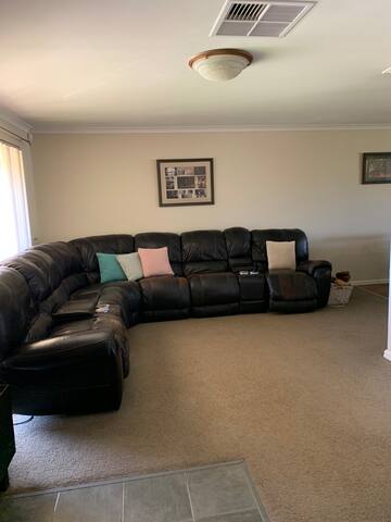 Executive style 4 bedroom home with tropical patio gallery image 4