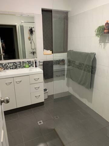 Executive style 4 bedroom home with tropical patio gallery image 2