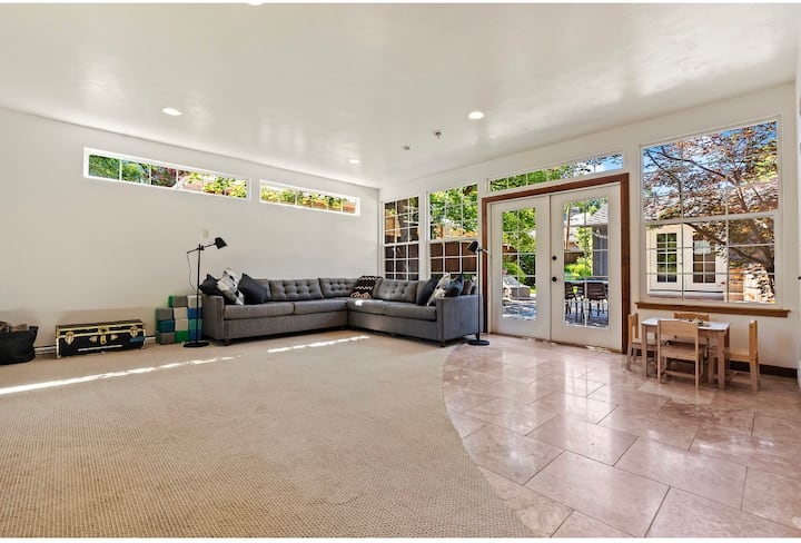 ***Stunning Home With Hot Tub*** - Boise
