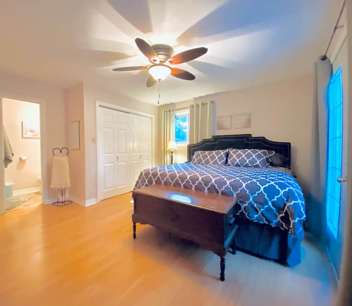 Cama tamaño king en el dormitorio principal con su propio baño principal.