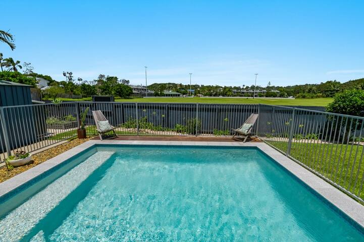 Spacious 4 Bedroom Villa with a pool & park access gallery image 2