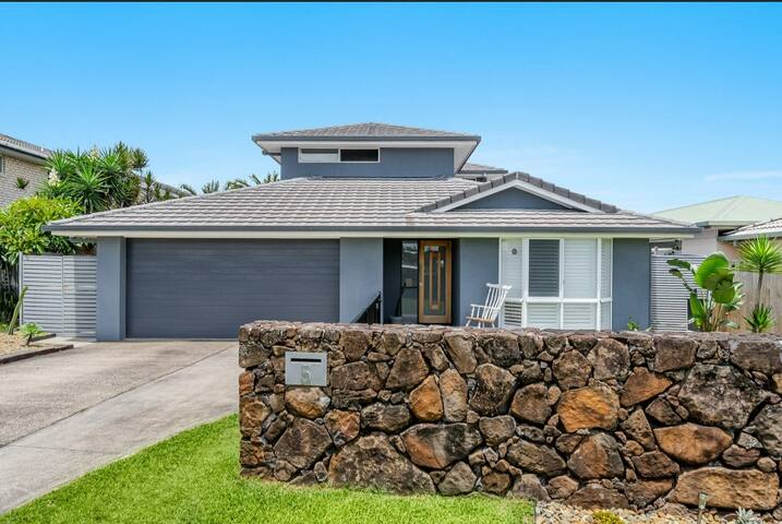 Spacious 4 Bedroom Villa with a pool & park access gallery image 4