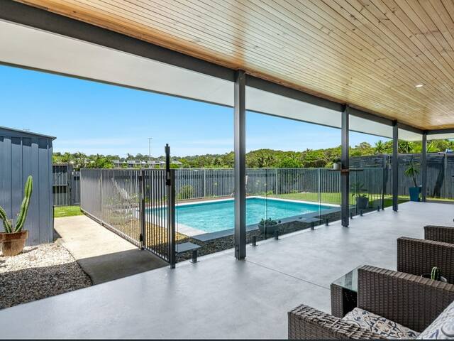 Spacious 4 Bedroom Villa with a pool & park access gallery image 3