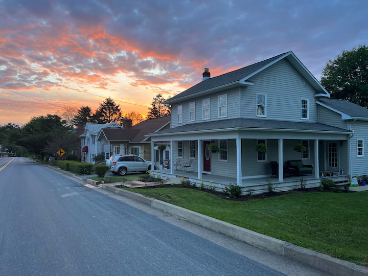 The Loretta House Luxury 1850's renovated home Houses for Rent in