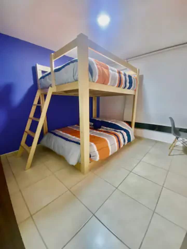 Deuxième chambre avec 2 lits superposés queen size