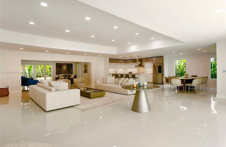Luxury 5 Bedroom Villa With Pool & Outdoor Kitchen - Miami, FL