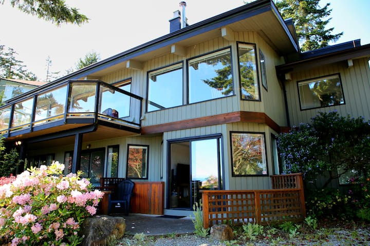 The Applebnb • Entire 4 Bedroom Home & Gardens gallery image 2