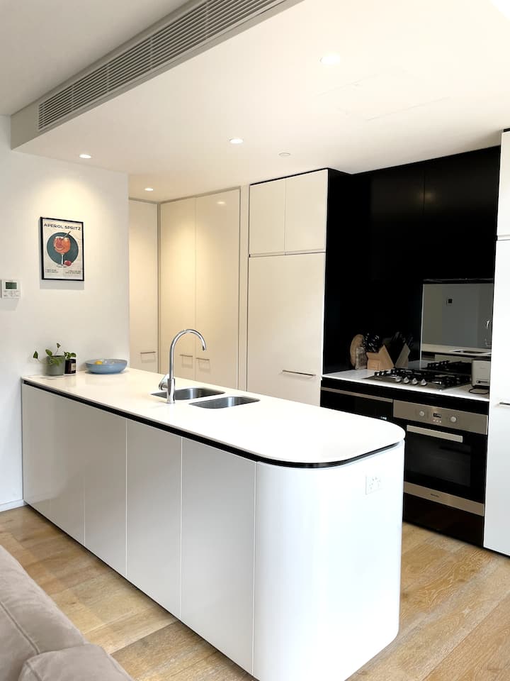 Sunlit apartment in the heart of Bondi Junction Condominiums for Rent