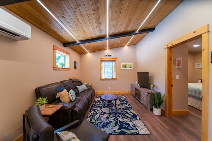 Enjoy Tall Cedar! 2 Bdrm. 1 Bath. - Mount Shasta, CA