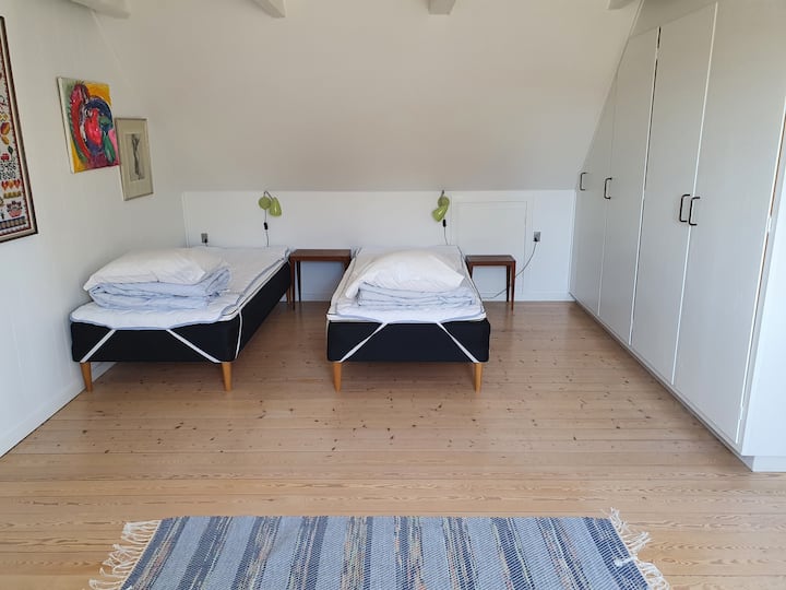 เดินผ่านห้องนอนที่มีเตียงเดี่ยวคุณภาพดีที่สุดใหม่ 2 เตียงสามารถเข้าร่วมได้ พื้นที่ตู้เสื้อผ้าเพียงพอสามารถจัดให้มีการคัดกรองเพื่อความเป็นส่วนตัว