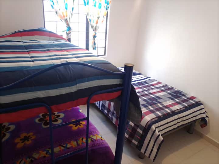 غرفة النوم 2. سرير مزدوج وسرير بطابقين وخزانة ملابس.