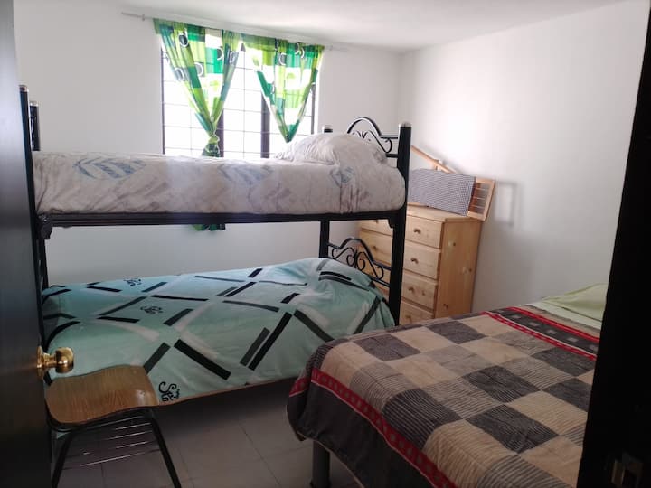 غرفة النوم 1. لديها 1 سرير مزدوج، وسرير بطابقين، وخزانة ملابس وحمار الكي.