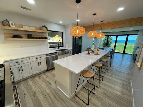 3-Bdrm Lakefront SoHa Oasis @ LB Grand Residence!